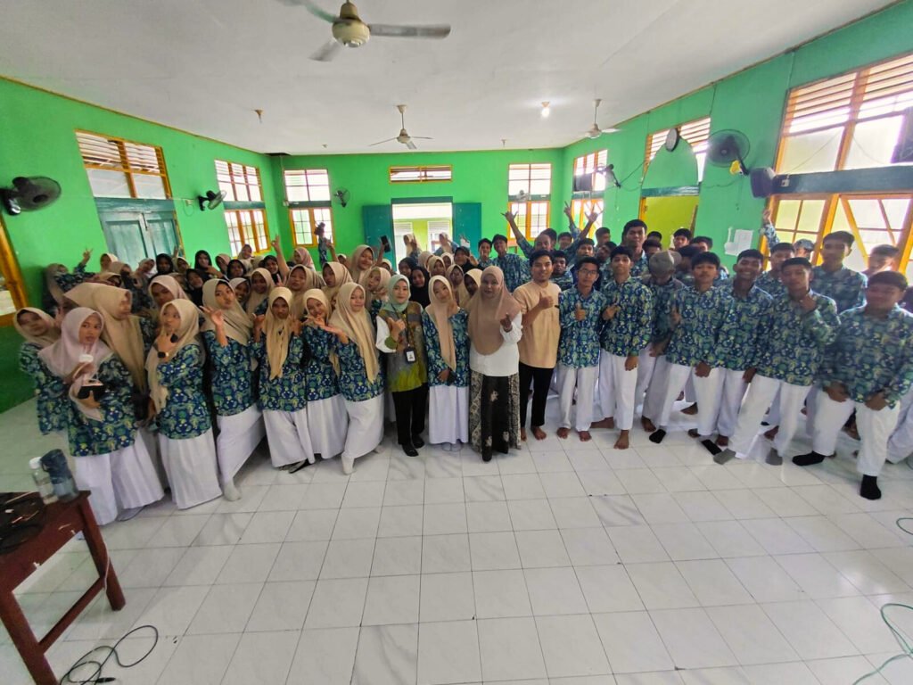 Kunjungi MAN Fakfak, Tim Sospro Polinef dapat Sambutan Baik Siswa-Siswi Magefa