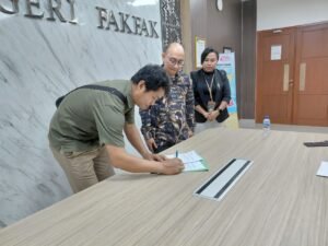 Polinef Terima Bantuan Alat Kebersihan dari PT Pegadaian