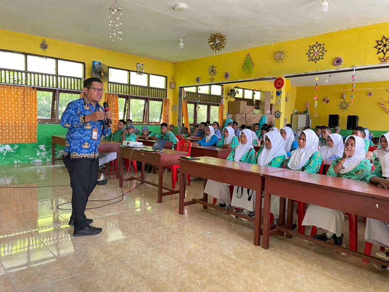 Tim Sospro Polinef 2026 Laksanakan Sosialisasi dan Promosi di SMAN 2 Fakfak