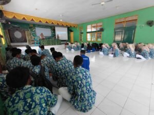 Kunjungi MAN Fakfak, Tim Sospro Polinef dapat Sambutan Baik Siswa-Siswi Magefa