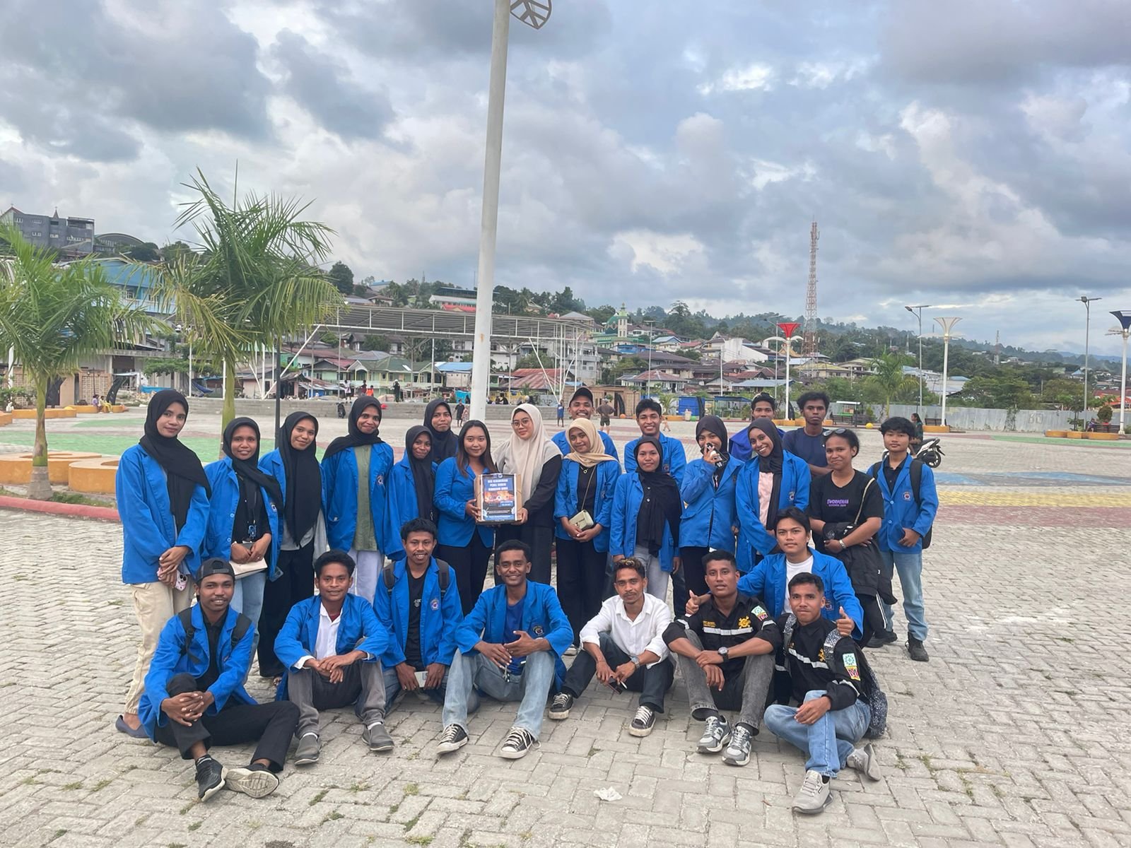 BEM Polinef & HMJ Bantu Korban Kebakaran Karas Fakfak