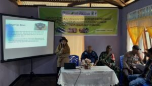PENGUATAN KAPASITAS: Narasumber memberikan materi mengenai formulasi, standar mutu, serta teknik pengemasan dan pelabelan briket arang kepada masyarakat KTH Warkamah di Kampung Hambriangkendik, Fakfak
