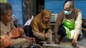 DARI MANUAL KE MESIN: Masyarakat KTH Warkamah mempraktikkan proses pengolahan briket arang secara manual dan menggunakan mesin screw press modern. Pendampingan ini bertujuan memperkenalkan teknologi tepat guna untuk mengoptimalkan produksi briket dari campuran serbuk gergaji dan limbah cangkang biji pala