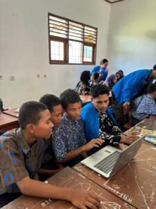 Mahasiswa Manajemen Informatika Polinef Gelar PKM di SMP Negeri 1 Karas, Fakfak, Papua Barat