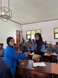 Mahasiswa Manajemen Informatika Polinef Gelar PKM di SMP Negeri 1 Karas, Fakfak, Papua Barat