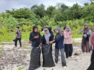 Dosen dan Mahasiswa Manajemen Informatika Gelar Aksi Peduli Lingkungan di Pantai Was Furwagi
