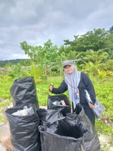 Dosen dan Mahasiswa Manajemen Informatika Gelar Aksi Peduli Lingkungan di Pantai Was Furwagi