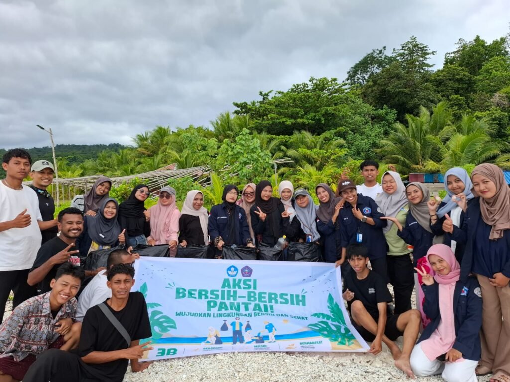 Dosen dan Mahasiswa Manajemen Informatika Gelar Aksi Peduli Lingkungan di Pantai Was Furwagi