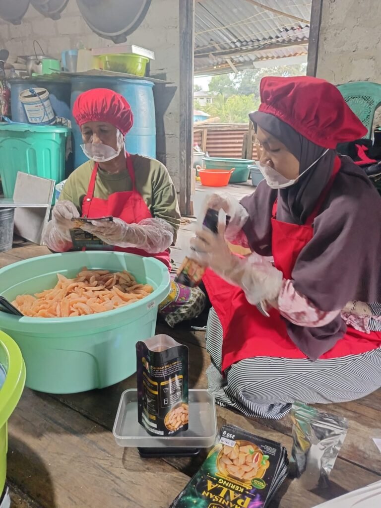 Polinef Tingkatkan Kualitas UMKM Manisan Pala Fakfak melalui Teknologi Press Hidrolik, Penerapan CPPOB, dan Pengembangan Kemasan