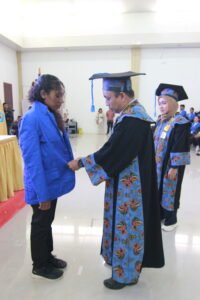 Maria Yenita Homba-Hombadikukuhkan sebagai Mahasiwa Baru Polinef 2026 oleh Direktur Polinef