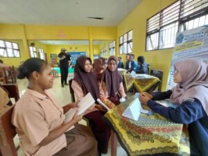 Nurmiati, S.TP., M.Si menerangkan kampus Polinef kepada siswa-siswi dari SMAN Kokas