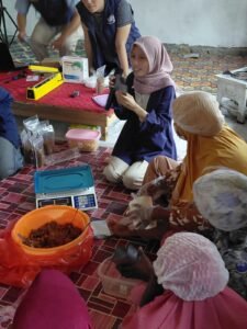 Pelatihan Pengemasan oleh Dessy Eka Kuliahsari, S.TP., M.TP dosen Polinef dan Tim 9 Ekspedisi Patriot di desa Weri-Saharey