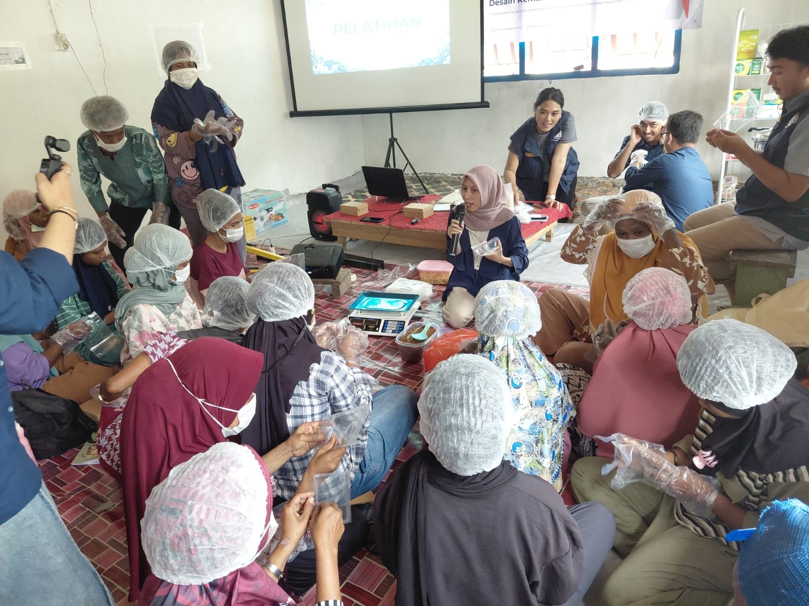 Tingkatkan Nilai Tambah Hasil Laut Fakfak, Polinef Bersama Tim Ekspedisi Patriot Unhas Gelar Pelatihan Kemasan di Weri-Saharey