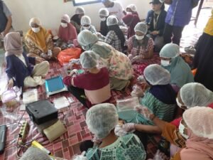 Pelatihan Pengemasan oleh Dessy Eka Kuliahsari, S.TP., M.TP dosen Polinef dan Tim 9 Ekspedisi Patriot di desa Weri-Saharei