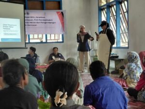 Pelatihan Pengemasan oleh Dessy Eka Kuliahsari, S.TP., M.TP dosen Polinef dan Tim 9 Ekspedisi Patriot di desa Weri-Saharey