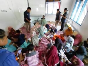 Pelatihan Pengemasan oleh Dessy Eka Kuliahsari, S.TP., M.TP dosen Polinef dan Tim 9 Ekspedisi Patriot di desa Weri-Saharey