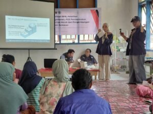 Pelatihan Pengemasan oleh Dessy Eka Kuliahsari, S.TP., M.TP dosen Polinef dan Tim 9 Ekspedisi Patriot di desa Weri-Saharey